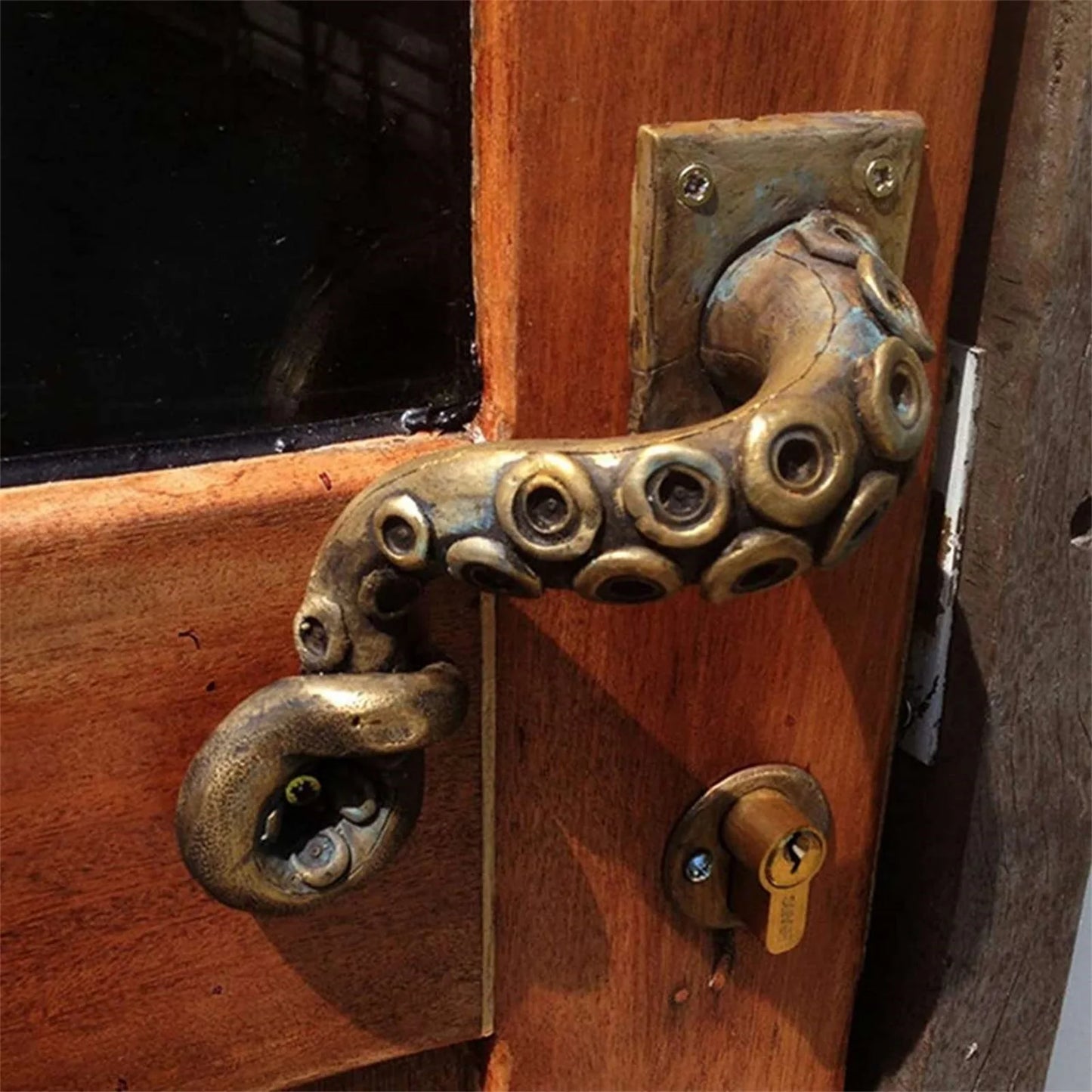 Retro octopus tentacle door handle in resin, close-up view showing fine details and ocean-inspired design.