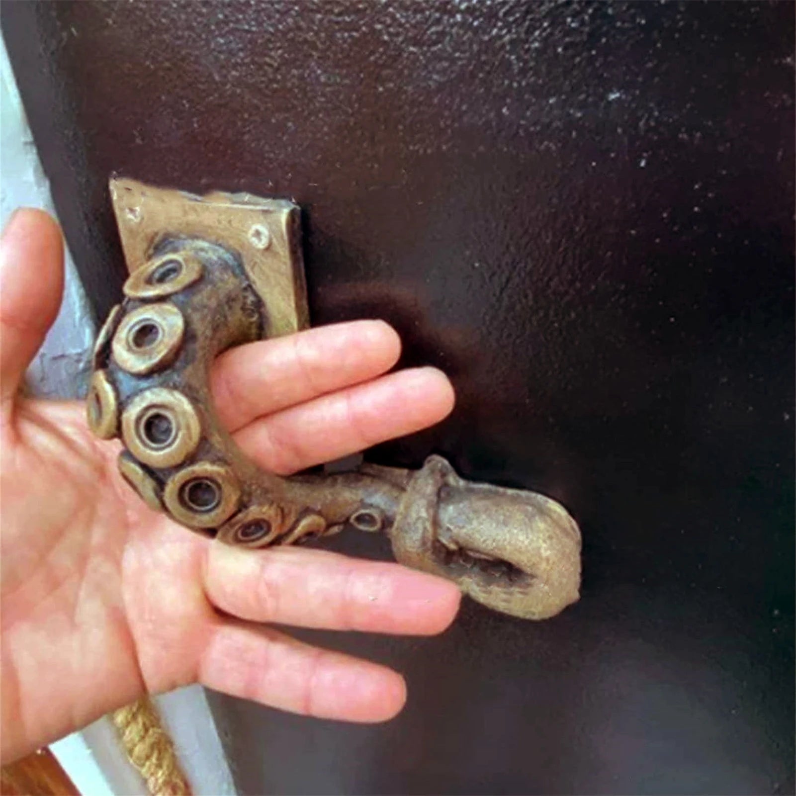 Retro octopus tentacle door handle in resin, close-up view showing fine details and ocean-inspired design.